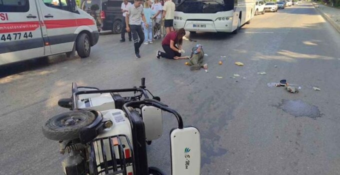 Serik’te otobüs ile elektrikli motosiklet çarpıştı: 2 yaralı