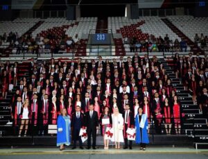 AÜ’de 289 hekim coşkuyla mezun oldu