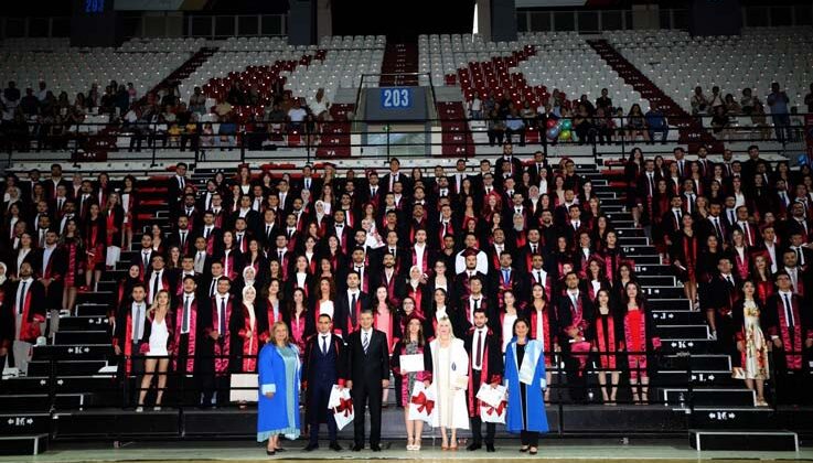 AÜ’de 289 hekim coşkuyla mezun oldu