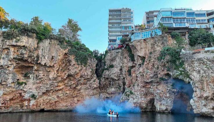Antalya’da denizden ve karadan haşerelerle mücadele başlatıldı