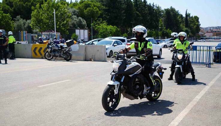 Antalya’da motosikletli polis timlerine güvenli sürüş eğitimi