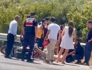 Antalya’da motosiklet devrildi, sürücü yaralandı