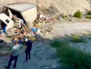 Antalya’da yoldan çıkan kamyon boş alana yuvarlandı: Sürücüsü ağır yaralandı