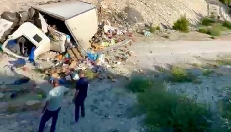 Antalya’da yoldan çıkan kamyon boş alana yuvarlandı: Sürücüsü ağır yaralandı