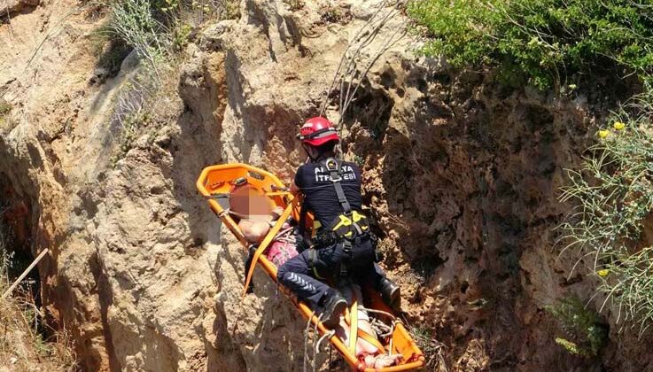 Manzara izlemek için falezlere inmek isteyen kadın turist ölümden döndü
