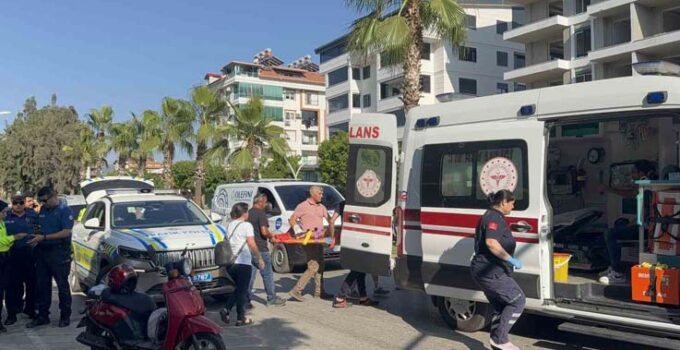 Gazipaşa’da motosiklet devrildi, baba-kız yaralandı