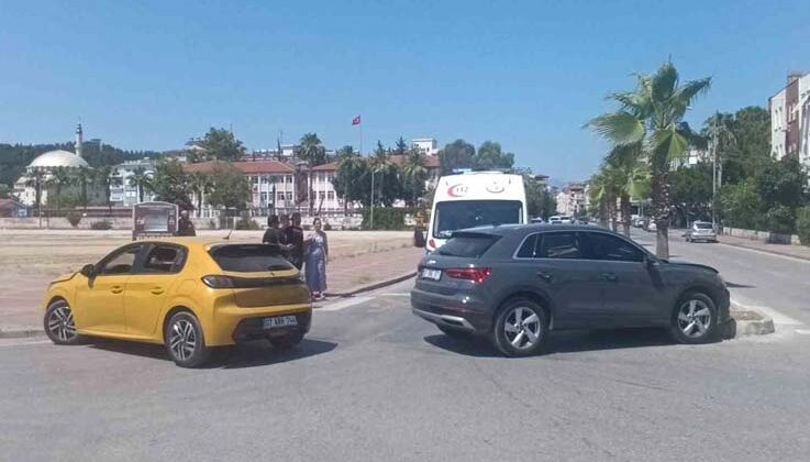 Manavgat’ta otomobiller çarpıştı: 2 yaralı