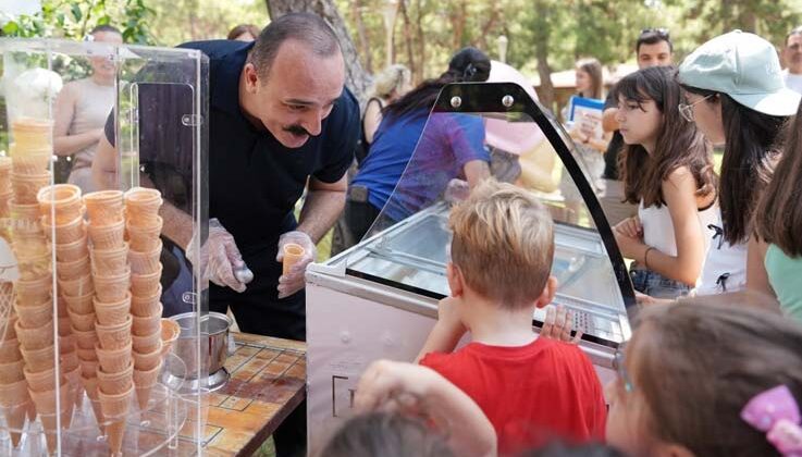 Kotan’dan çocuklara karne hediyesi dondurma ikramı