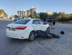 Otomobille çarpışan motosiklet sürücüsü yaralandı