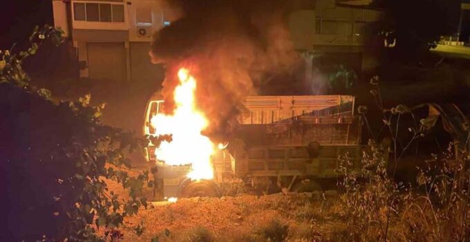 Gazipaşa’da park halindeki kamyon alev alev yandı