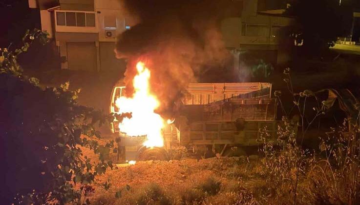 Gazipaşa’da park halindeki kamyon alev alev yandı