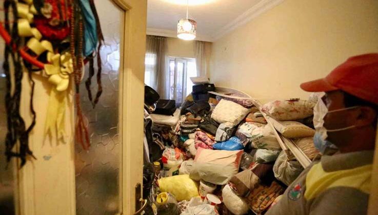 Kepez’de çöp ev operasyonunda 2 ayrı evden 8 kamyon dolusu çöp çıktı