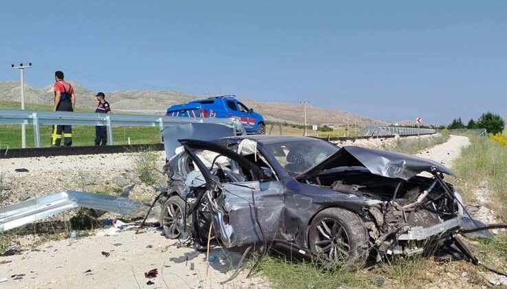 Antalya-Denizli karayolunda kontrolden çıkan otomobil şarampole düştü,3 yaralı