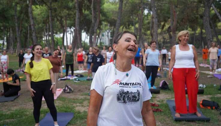 Konyaaltılılar keman dinletisi eşliğinde yoga yaptı