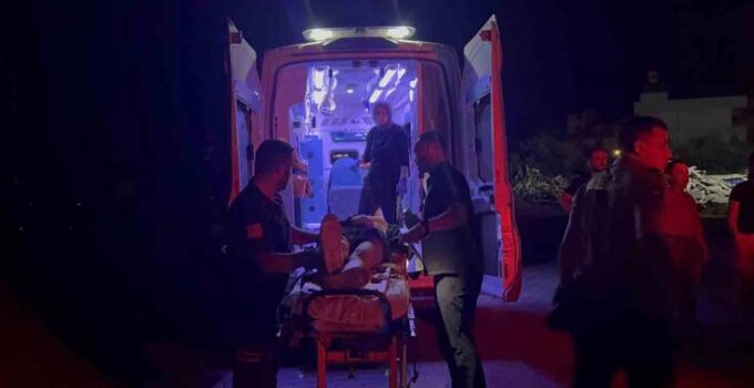 Gazipaşa’da motosiklet park halindeki otomobile çarptı: 1 ağır yaralı