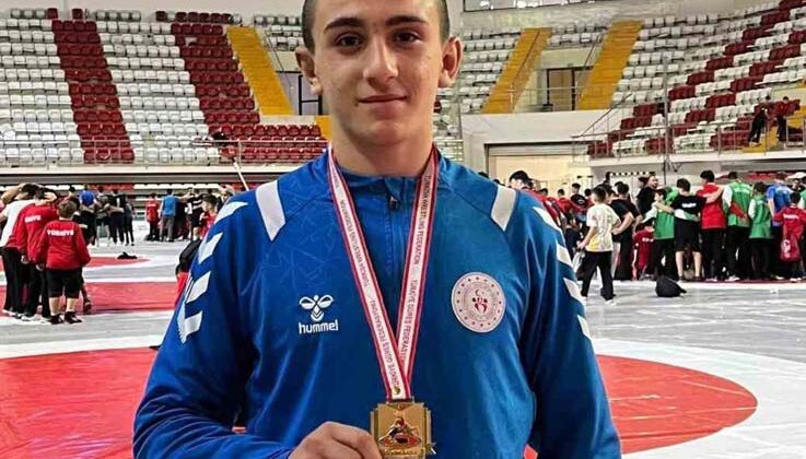Korkuteli’nin güreşçisi 78 kiloda Türkiye şampiyonu oldu