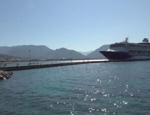 Bin 794 yolcu 740 mürettebatlı dev gemi Alanya’ya iskelesine demirledi
