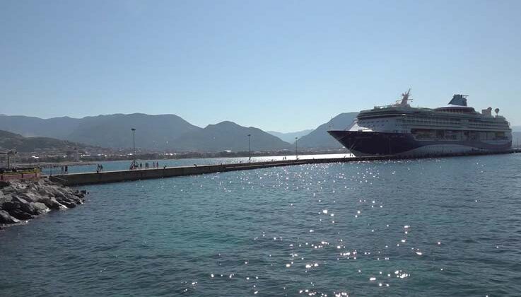 Bin 794 yolcu 740 mürettebatlı dev gemi Alanya’ya iskelesine demirledi