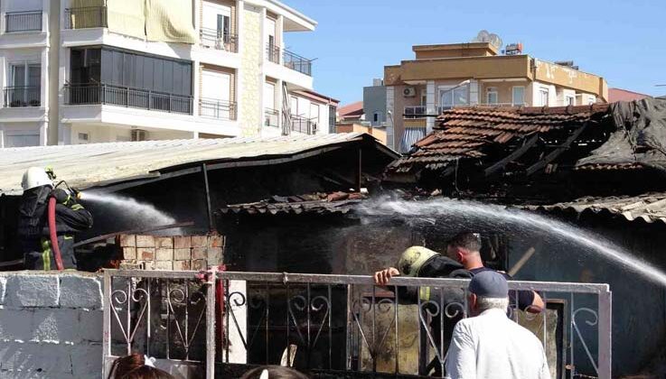 Hurda malzemelerden çıkan yangın 2 gecekonduyu küle döndürdü