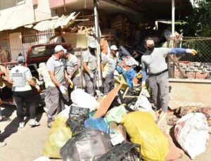 Kepez’de çöp apartman operasyonunda 20 kamyon çöp tahliye edildi