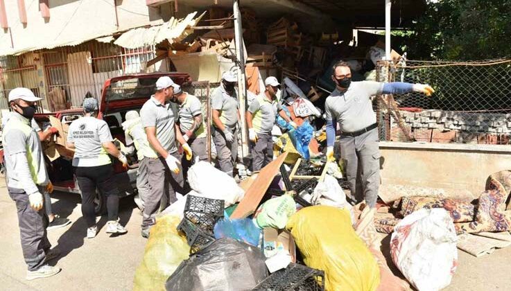 Kepez’de çöp apartman operasyonunda 20 kamyon çöp tahliye edildi