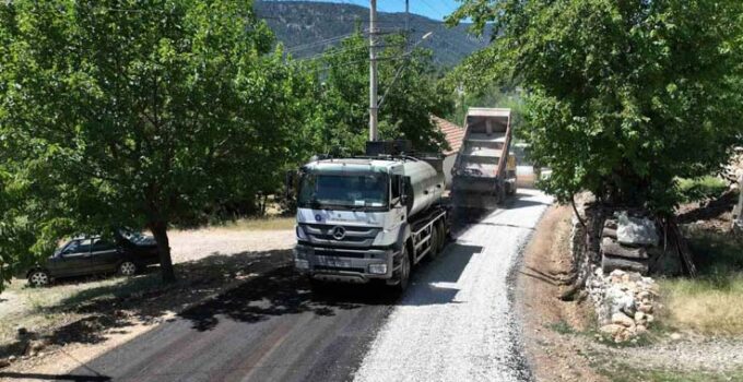 Kaş Beldibi ve Sütleğen Grup Yolu asfaltlanıyor