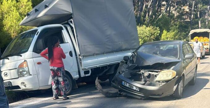 Kamyonete çarpan otomobil sürücüsü hayatını kaybetti