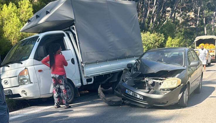 Kamyonete çarpan otomobil sürücüsü hayatını kaybetti
