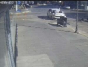 Antalya’da otomobil ile çarpışan motosikletin sürücüsü metrelerce savruldu