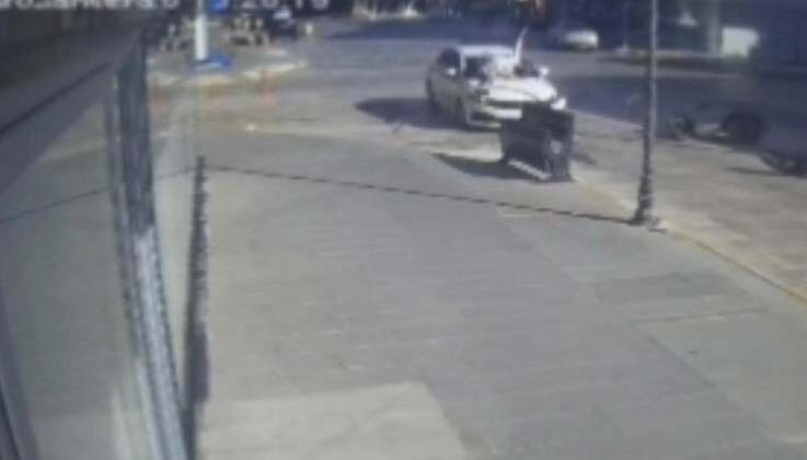 Antalya’da otomobil ile çarpışan motosikletin sürücüsü metrelerce savruldu