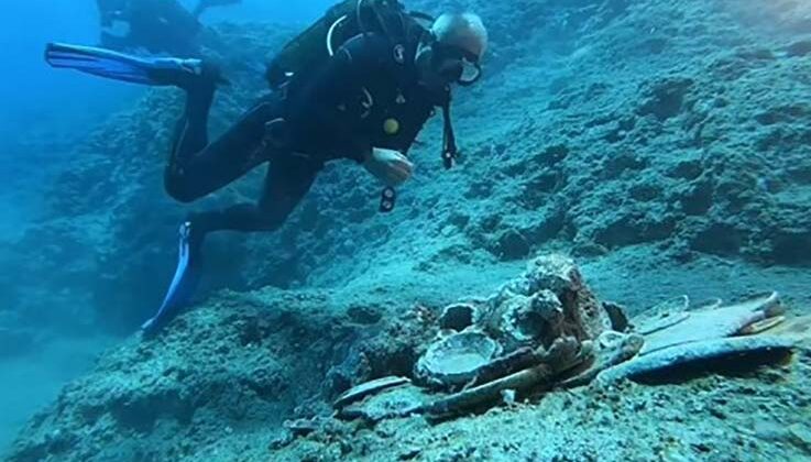 Bakan Ersoy, Akdeniz’in 2 bin yıllık su altı hazinesine dalış yaptı