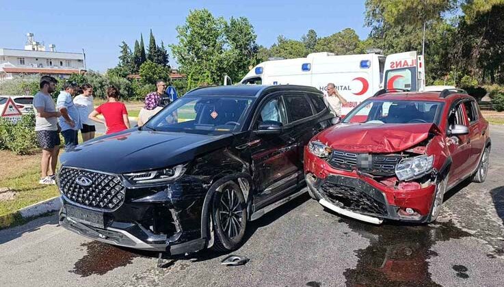 Antalya’da iki otomobil çarpıştı: 7 yaralı
