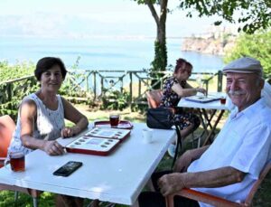 Kıdemli kent sakinleri mangalada kapıştı