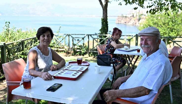 Kıdemli kent sakinleri mangalada kapıştı