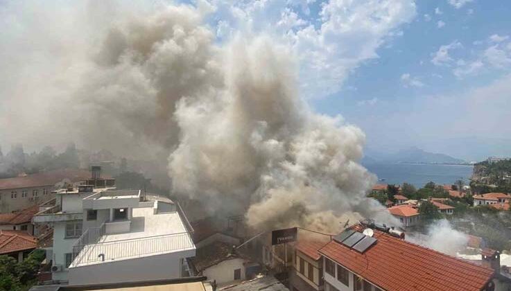 Antalya Kaleiçi’nde yangın