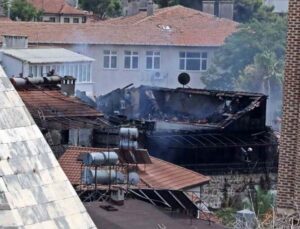 Antalya Kaleiçi’ndeki yangın 2 saatte kontrol altına alındı