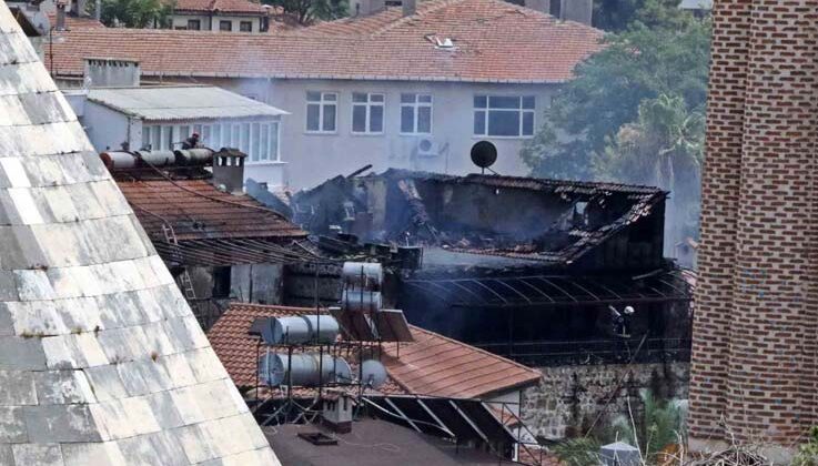 Antalya Kaleiçi’ndeki yangın 2 saatte kontrol altına alındı