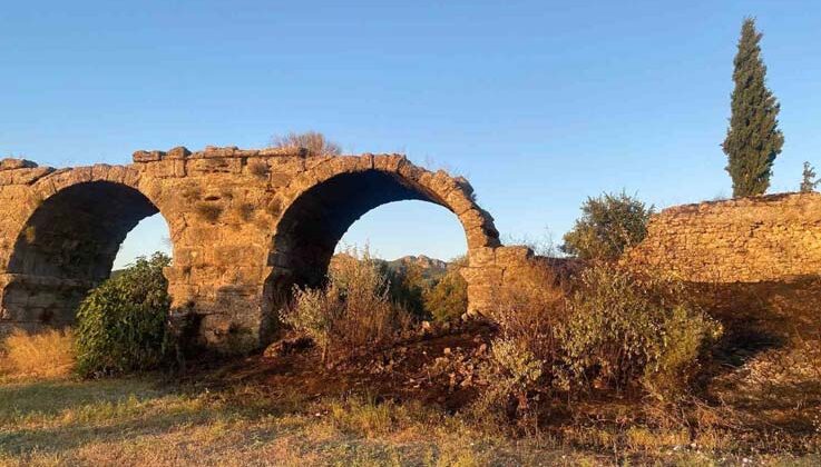 Tarihi Aspendos Su Kemerleri yakınında çıkan yangın korkuttu