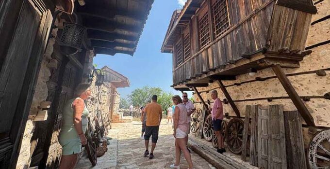 Antalya’nın 15 haneli 50 nüfuslu beton yapı bulunmayan 800 yıllık tarihi köyüne turist akını