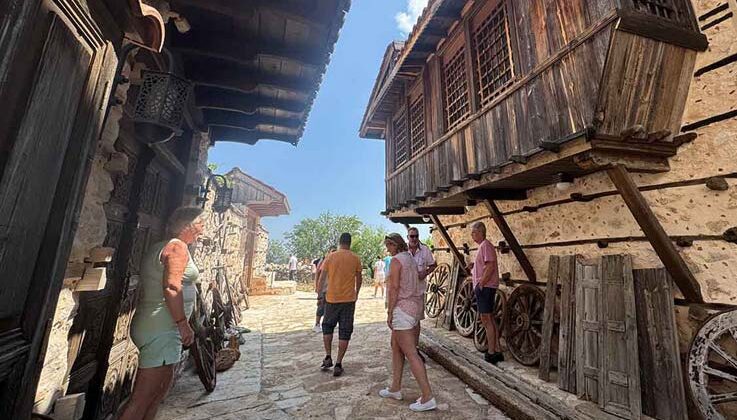 Antalya’nın 15 haneli 50 nüfuslu beton yapı bulunmayan 800 yıllık tarihi köyüne turist akını