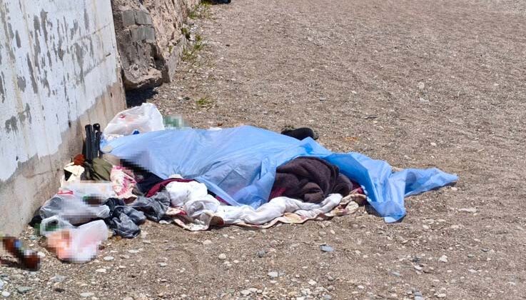 Evsiz adam Konyaaltı Sahili’nde ölü bulundu