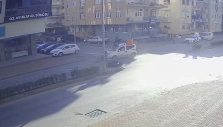 Hafif ticari araçla çarpışan motosiklet sürücüsü ve yolcu ölümden döndü