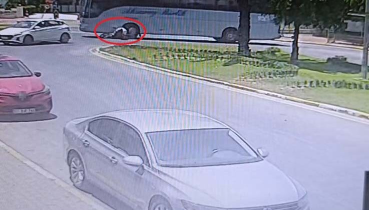 Yolcu otobüsüyle çarpışan motosikletli, lastiğin altında kalmaktan son anda kurtuldu