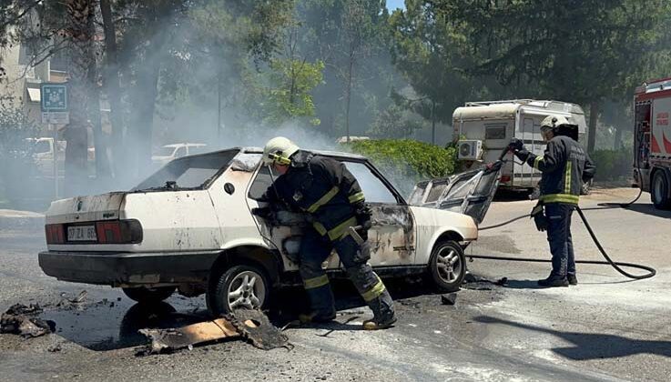 Antalya’da seyir halindeyken alev alan Tofaş otomobil kullanılamaz hale geldi