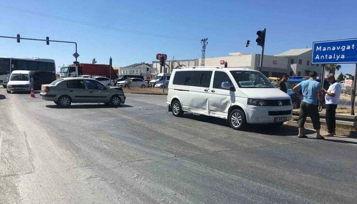 Tur aracı ile otomobil çarpıştı: 2 çocuk yaralandı
