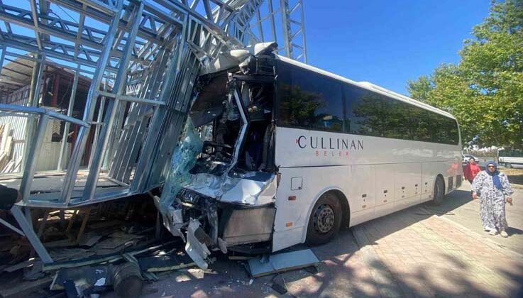 Otel servis otobüsü, midibüs ve kamyonun karıştığı kazada 21 kişi yaralandı