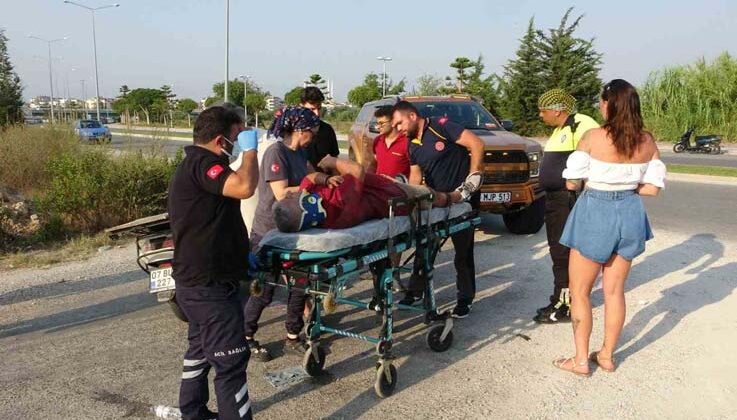 Motosiklet ile hafif ticari araç çarpıştı: 1 yaralı