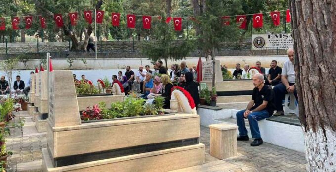 Alanya’da 15 Temmuz’da şehitliğe karanfil bırakıldı