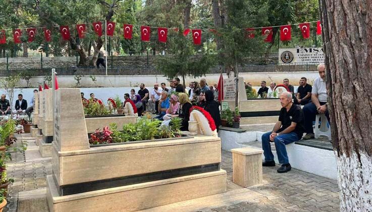 Alanya’da 15 Temmuz’da şehitliğe karanfil bırakıldı