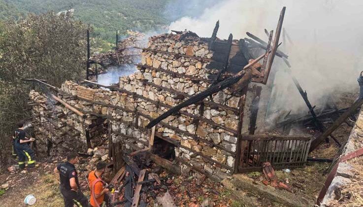 Anızda çıkan yangın asırlık düğmeli evleri küle döndürdü